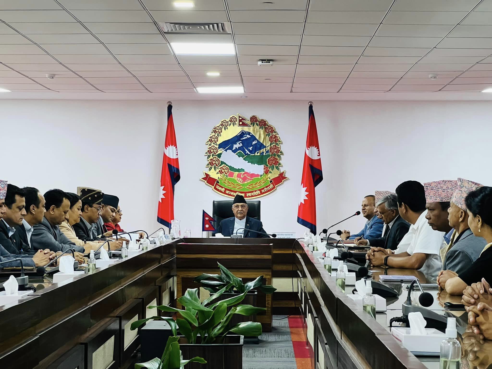 प्रधानमन्त्री ओलीसमक्ष एमालेले पार्टीको तर्फबाट सरकारलाई सुझाव दिँदै |LIVE ||