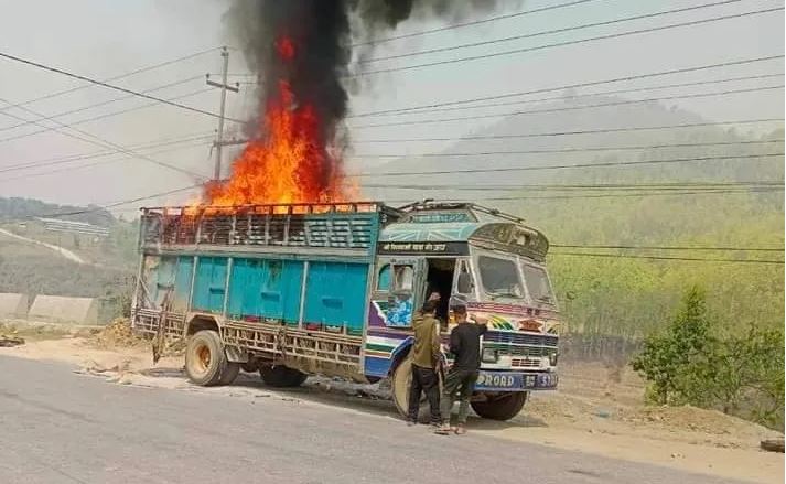 दाङमा गुडिरहेको एक ट्रकमा आगलागी