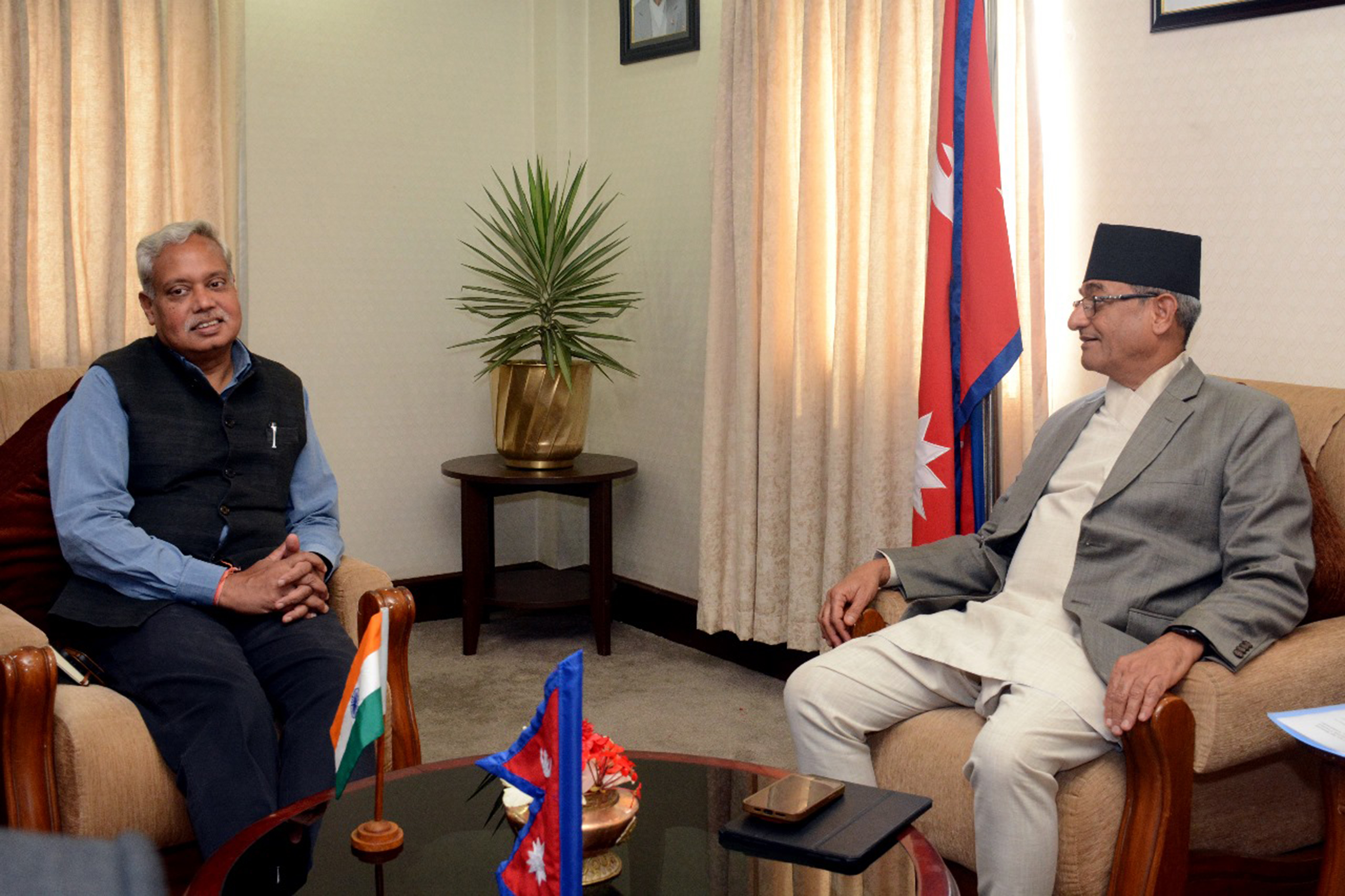 गृहमन्त्री लेखकसँग भारतीय राजदूत श्रीवास्तवको भेट