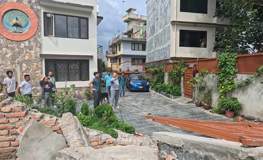  ललितपुर महानगरले भत्कायो अख्तियार आयुक्तको घरको पर्खाल