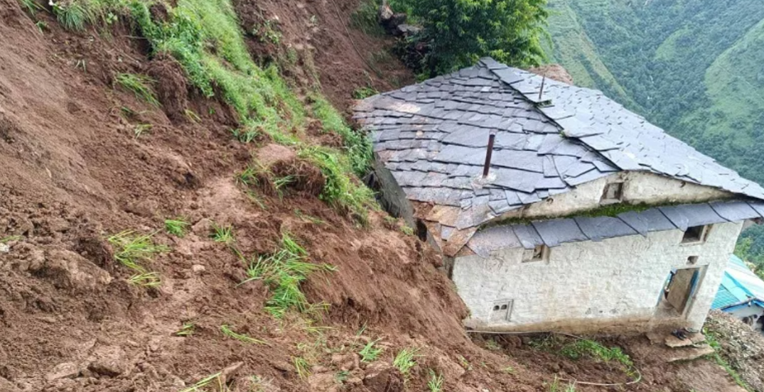 पहिरोमा पुरिएर रामेछापमा तीन किशोरीको मृत्यु