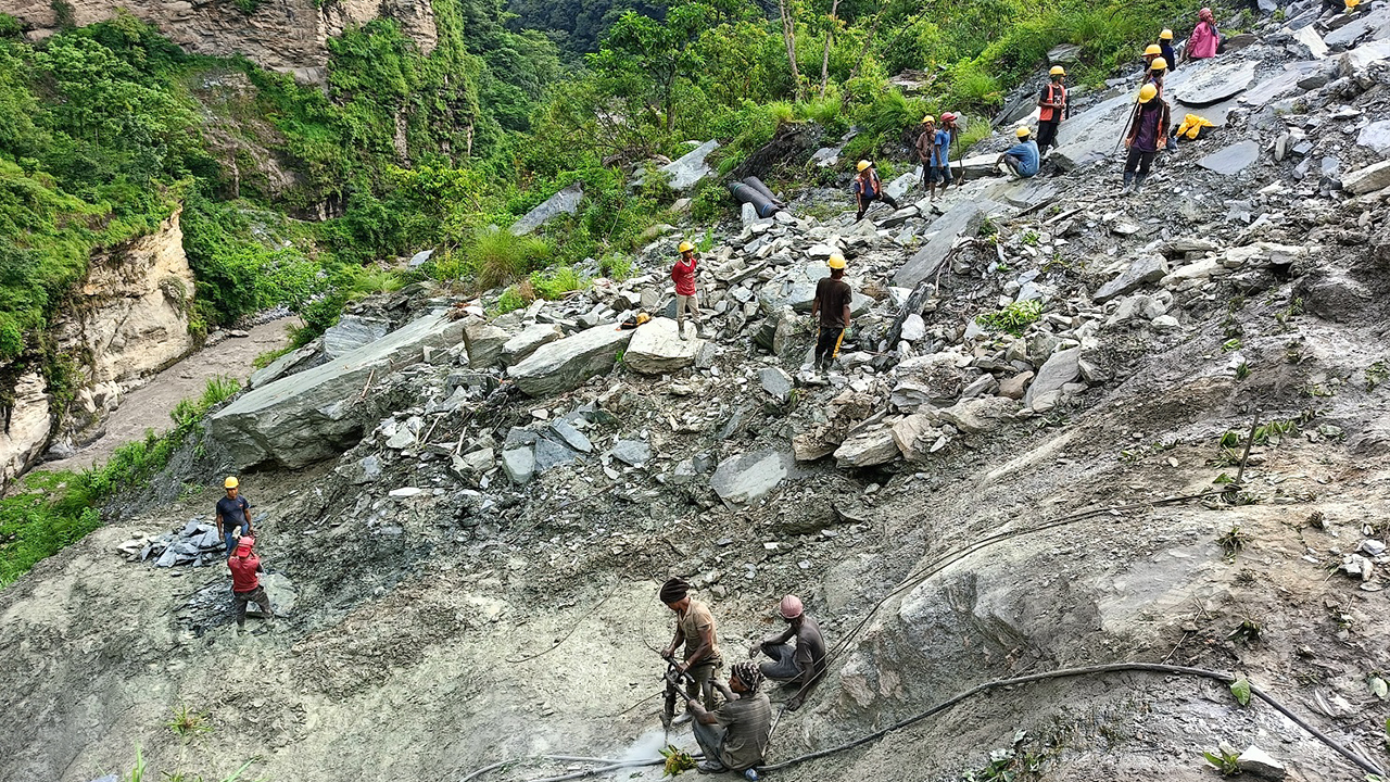बेनी–जोमसोम सडकः बैसरीको भिरमा पहिरो रोकथाम गर्न ‘रक एङ्करिङ’