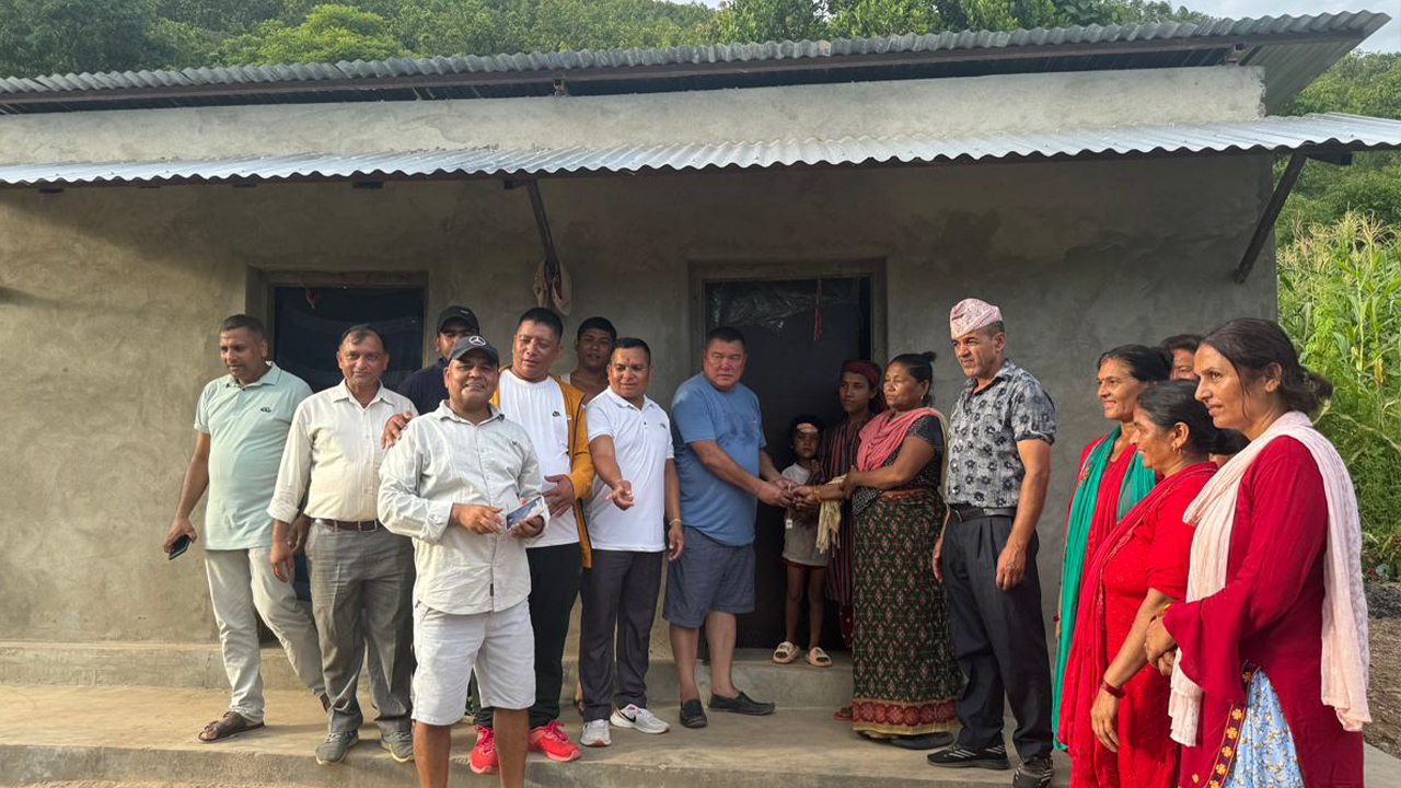 विपन्न परिवारलाई नगरपालिकाको घर उपहार