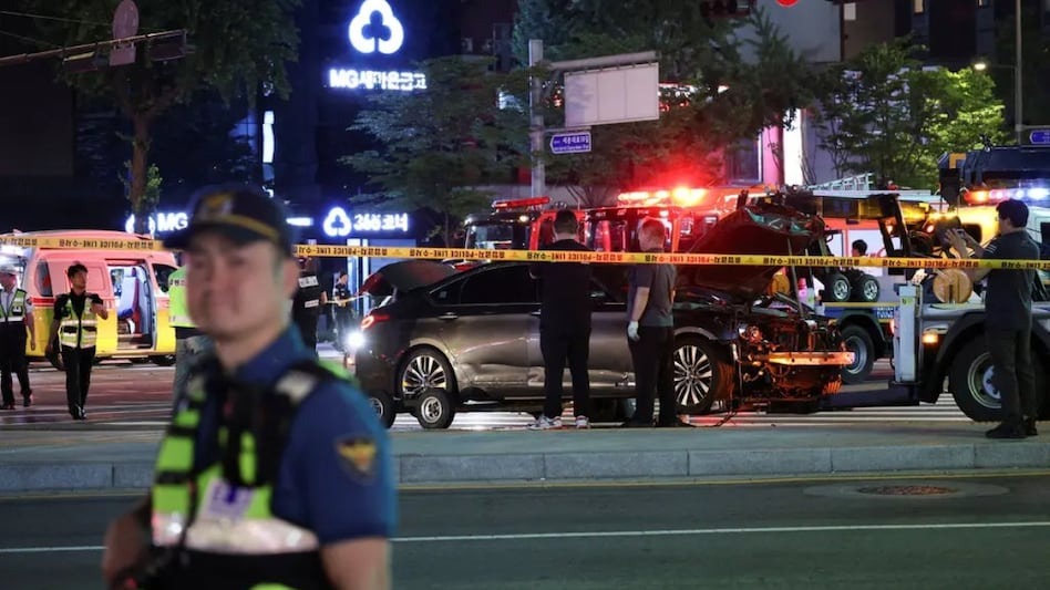 दक्षिण कोरियामा कारले सडक पार गर्ने मानिसलाई ठक्कर दिँदा ९ जनाको मृत्यु