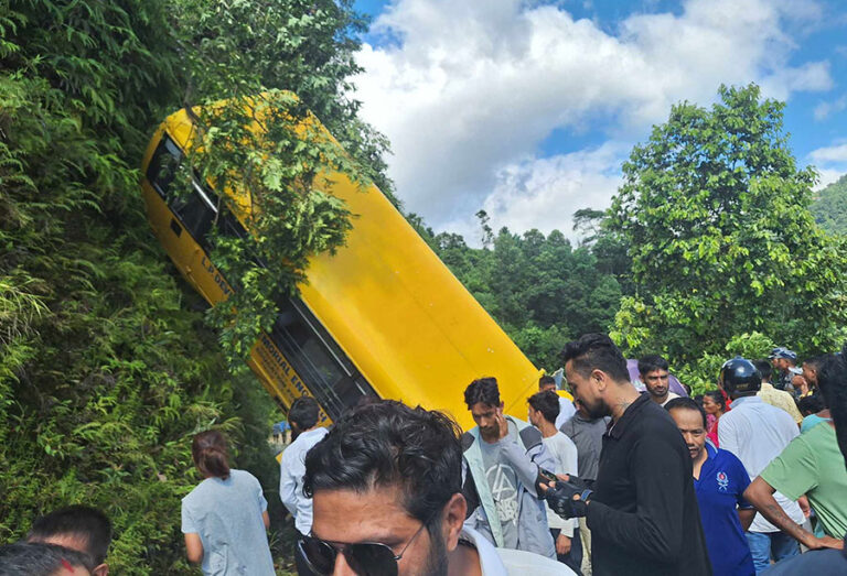पोखरामा स्कुल बस दुर्घटना: आमा-छोराको मृत्यु