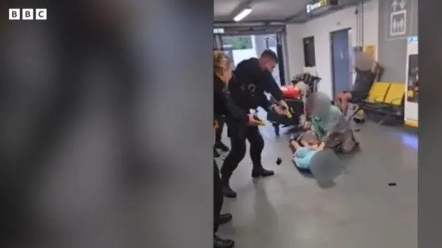 म्यानचेस्टर एयरपोर्टमा एक व्यक्तिलाई लात हानेका प्रहरी अधिकृत निलम्बित