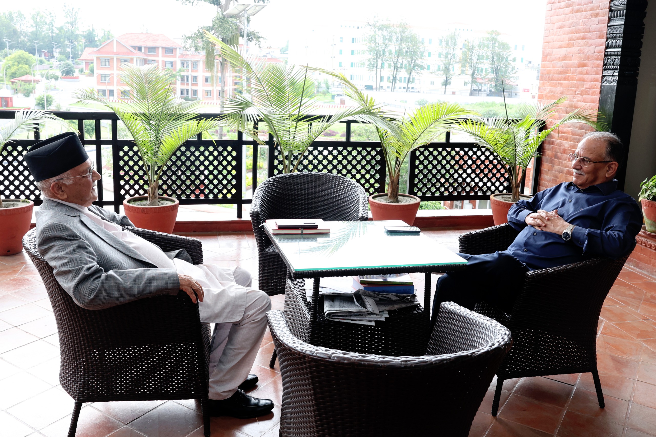 जब ओलीले प्रचण्डलाई ‘कांग्रेसले अफर गर्‍यो म प्रधानमन्त्री बनौं ?’ भनेर सोधे…