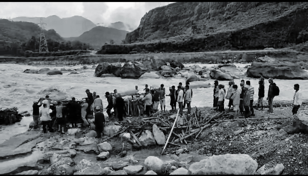 पोखरा पहिरोमा पुरिएका सातमध्ये पाँच जनाको सामुहिक अन्त्येष्टी