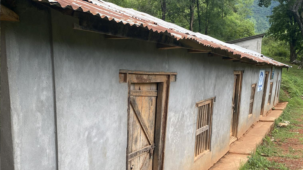 विद्यार्थी दुई, शिक्षक पनि दुई : प्रअ भन्छन् ‘दिन बिताउन साह्रै गाह्रो भयो ’