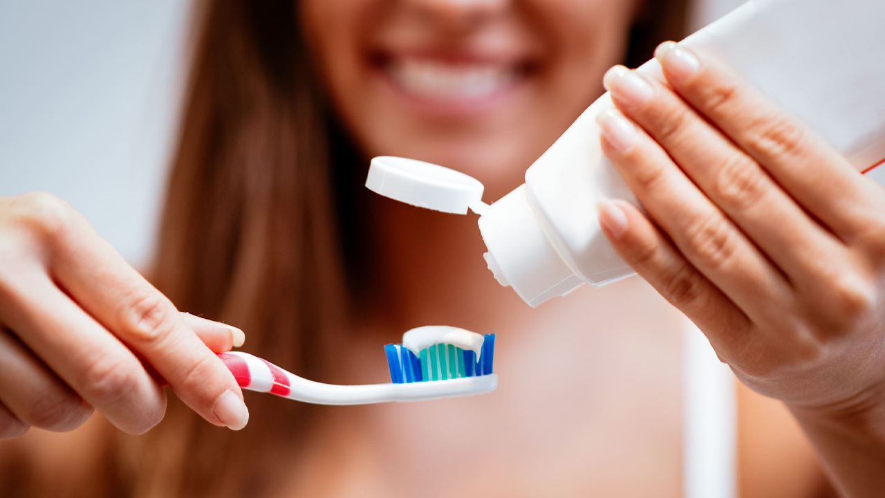 एउटा टूथब्रश कति समय प्रयोग गर्ने, जान्नुहोस् टूथब्रश कसरी सफा गर्ने?