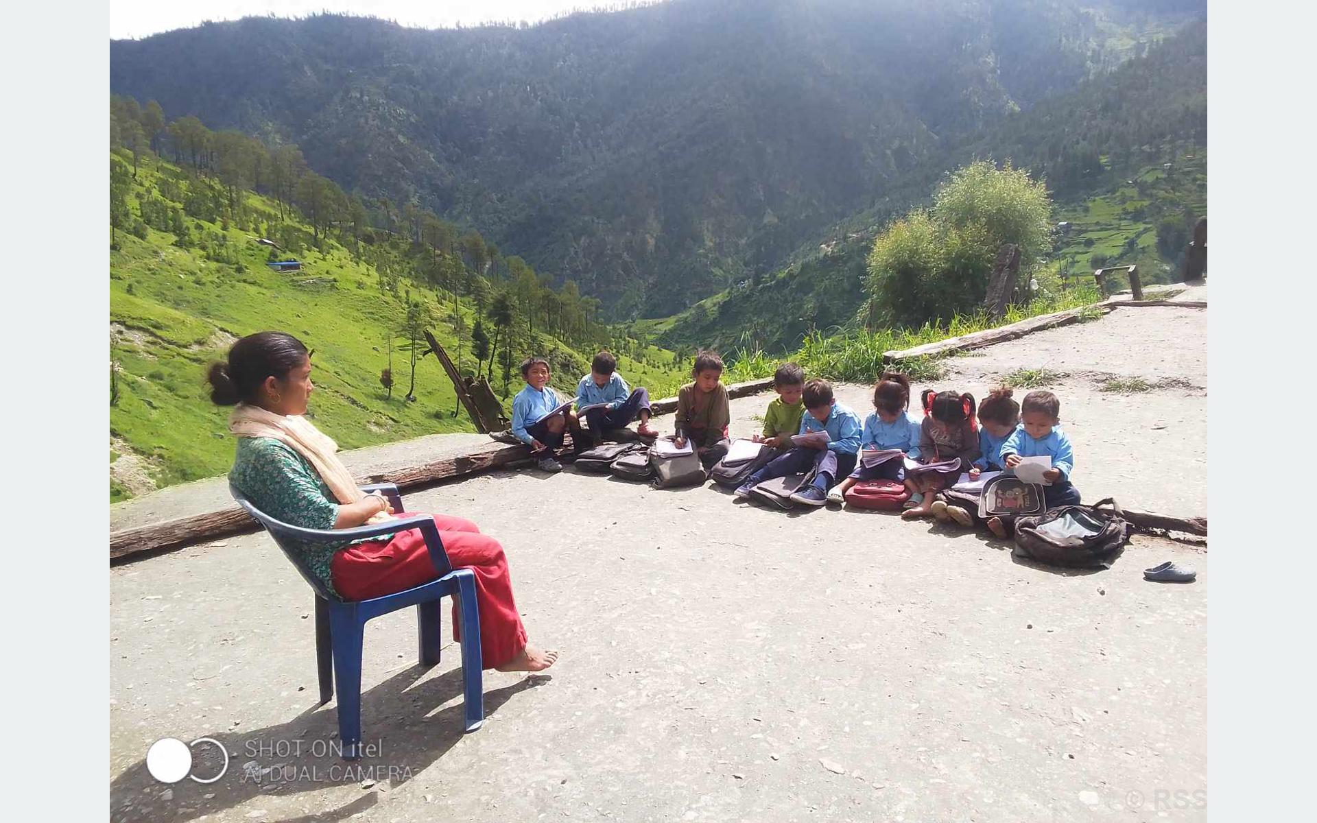 पहिरोले विद्यालय भवनमा क्षति पुगेपछि गाउँलेको छतमा विद्यार्थी पढाउँदै