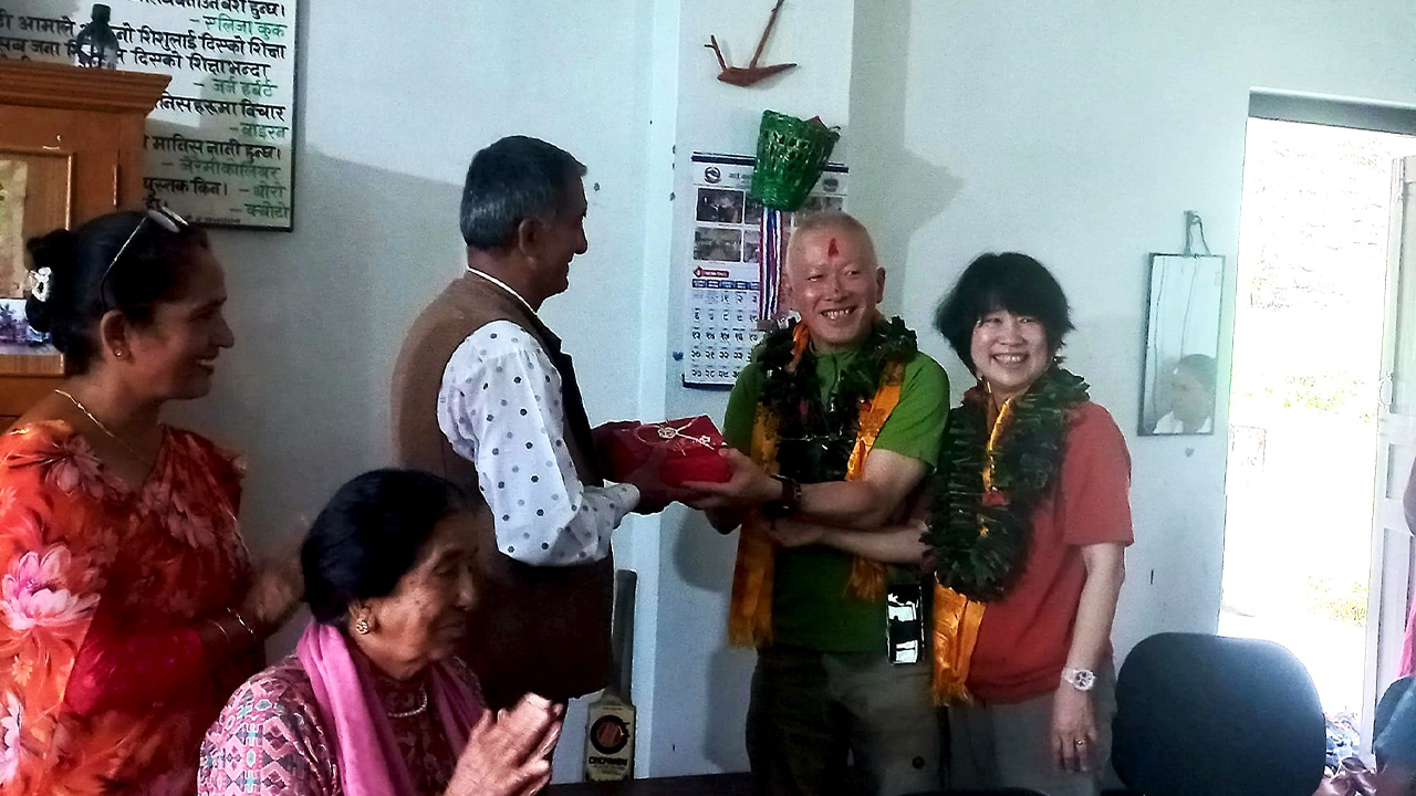 जापानी दम्पतीद्वारा विद्यालयलाई आर्थिक सहयोग