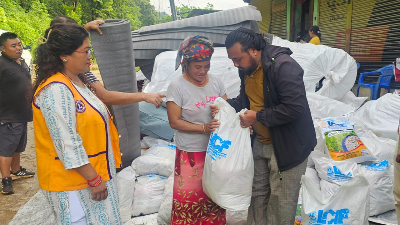 धार्चेका पहिरोपीडितलाई खाद्यान्न वितरण