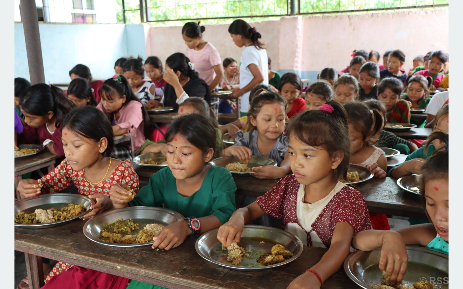 चेपाङ बालबालिकाले पहिलो पटक लट्टेको स्वाद लिँदै