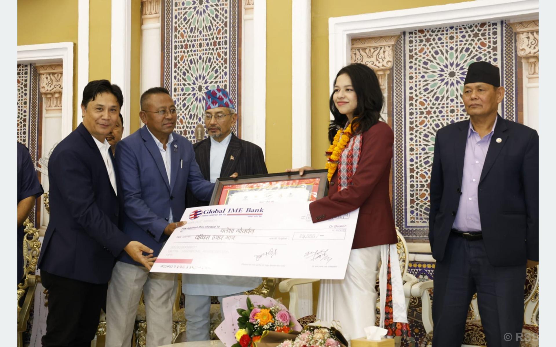 पौडी संघद्वारा कास्य पदक विजेता पलेशालाई सम्मान