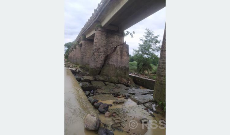 पर्साको तिलावे पुलको पिलर भत्कियो, आवतजावतमा समस्या