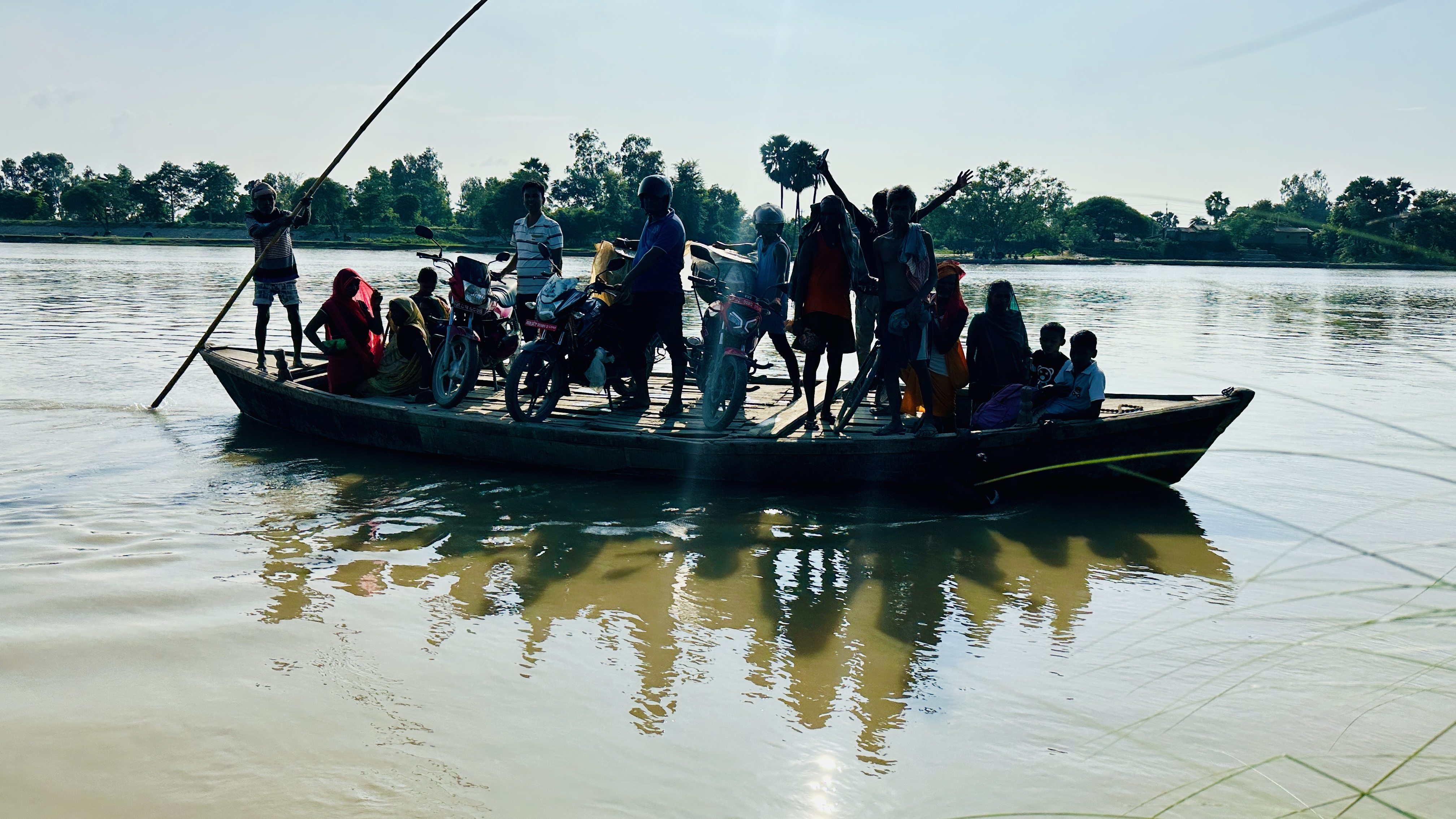 अझै डुङ्गाकै सहारा, १३ वर्षदेखि पुल निर्माण अधुरै