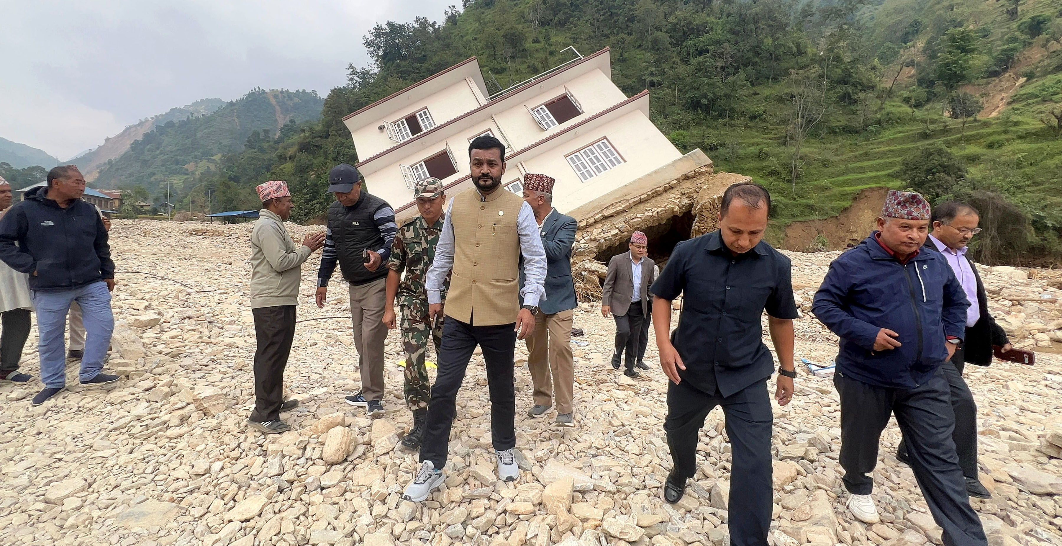 बाढीले क्षति पुर्याएको खानेपानीको मुहान निरीक्षण तथा अवलोकन गर्दै मन्त्री यादव