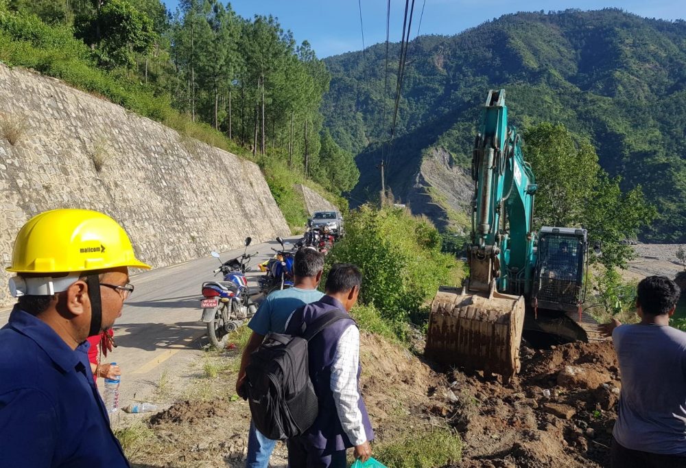 बाढीपहिरोले क्षतिग्रस्त बिपी राजमार्गको मर्मत थालियो