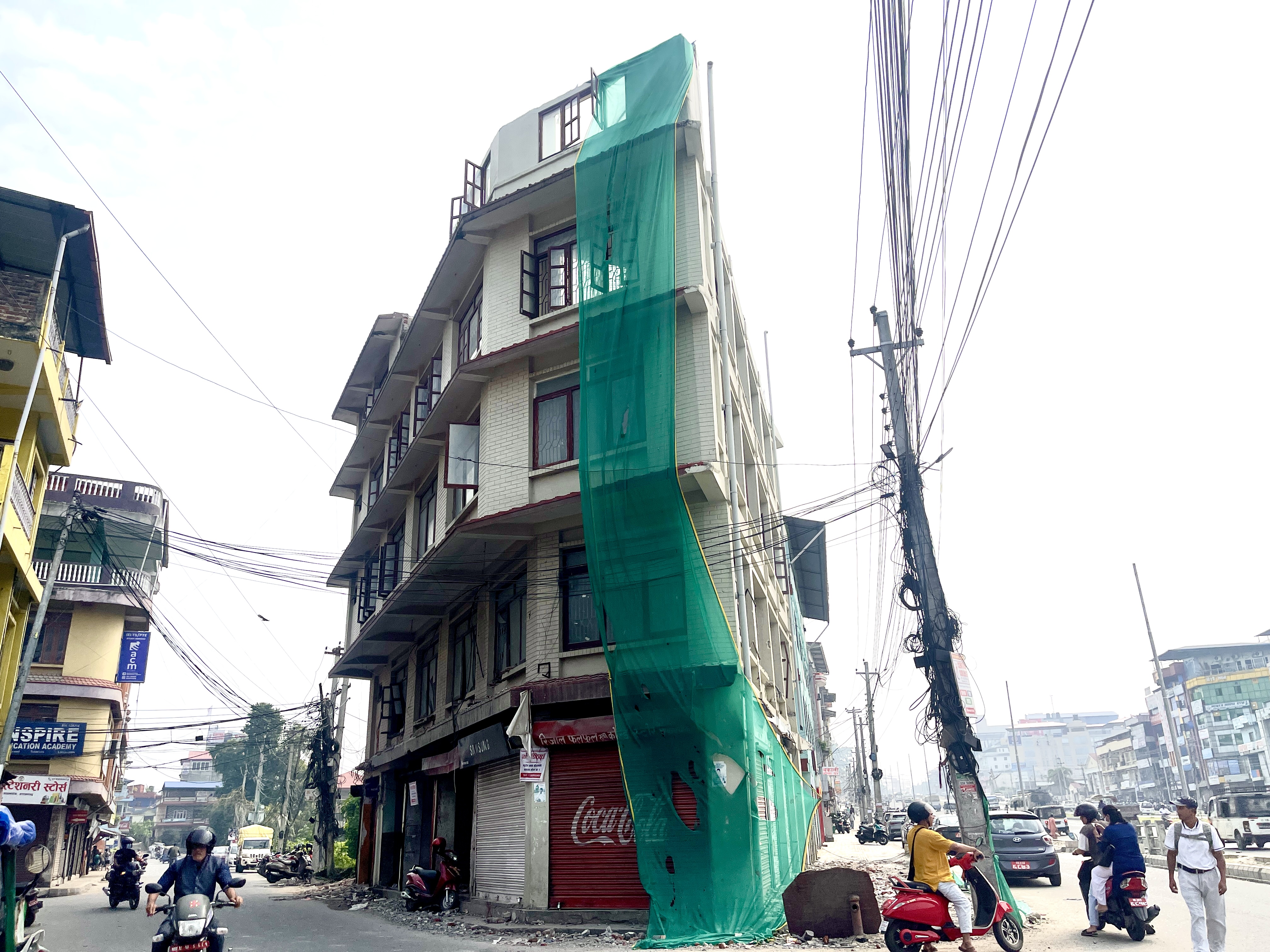 पुंगी खोलामा पर्ने मापदण्ड विपरितका संरचना घरधनीले आफैंले भत्काउन थाले