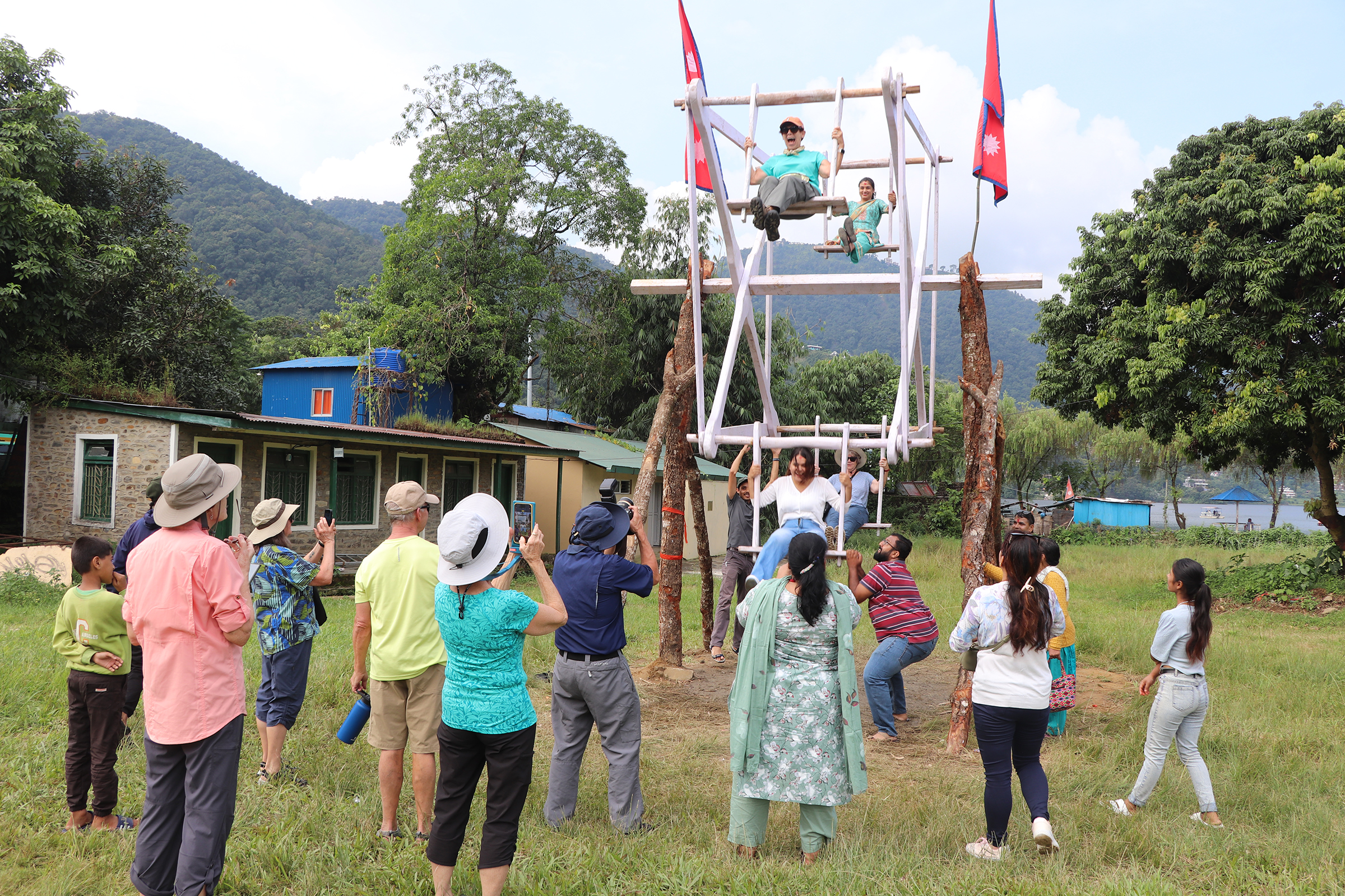 पिङमा रमाउँदै विदेशी पर्यटक
