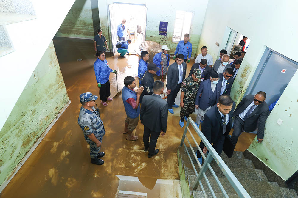 प्रधानमन्त्री ओलीले गरे क्षतिग्रस्त एमाले केन्द्रीय कार्यालयको अवलोकन