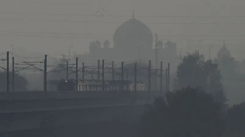 दिल्लीका धेरै ठाउँहरूमा वायुको गुणस्तर ‘गम्भीर’ श्रेणीमा पुग्यो, एक्युआइ ४०० माथि