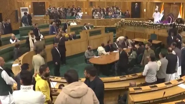 धारा ३७० को समर्थनमा ब्यानर देखाएपछि जम्मू कश्मीर विधानसभामा हंगामा