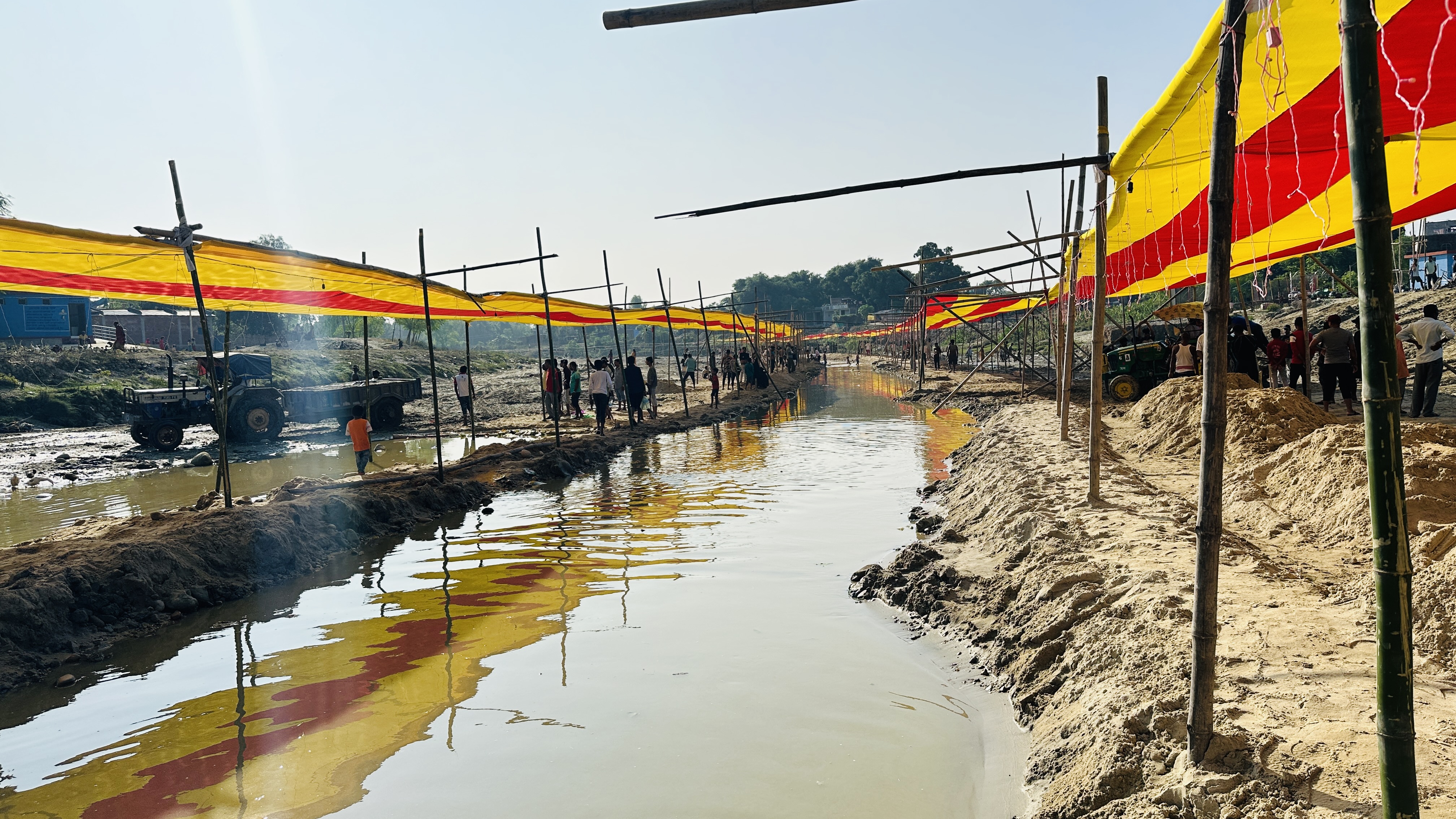 सिंगारिँदै सिरहाका छठ घाट, मूल्य वृद्धिको मारमा भक्तजन