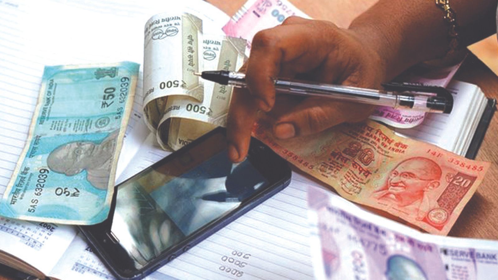 भारु एक सयको एक सय ६६ रुपैयाँ तिर्दै नेपाली ग्राहक