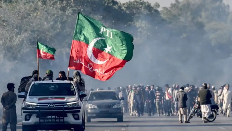 इमरान खानका हजारौं समर्थकको इस्लामाबादमा प्रदर्शन, सरकारद्वारा सेना परिचालन