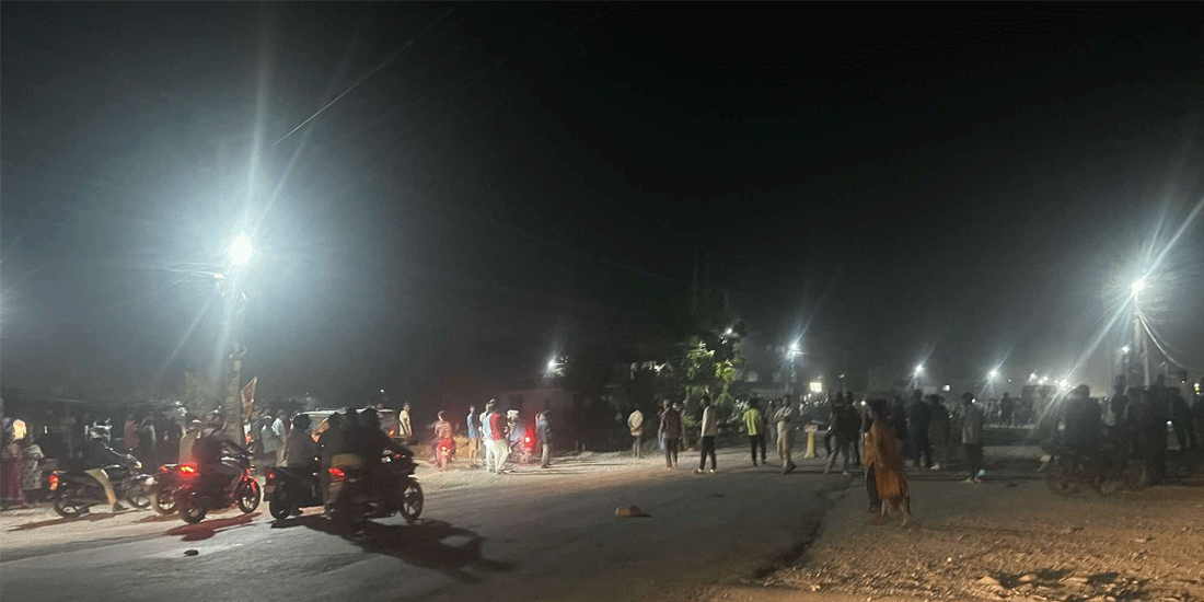 इटहरीमा बसको ठक्करबाट एक जनाको मृत्यु, स्थानीयले जलाए बस