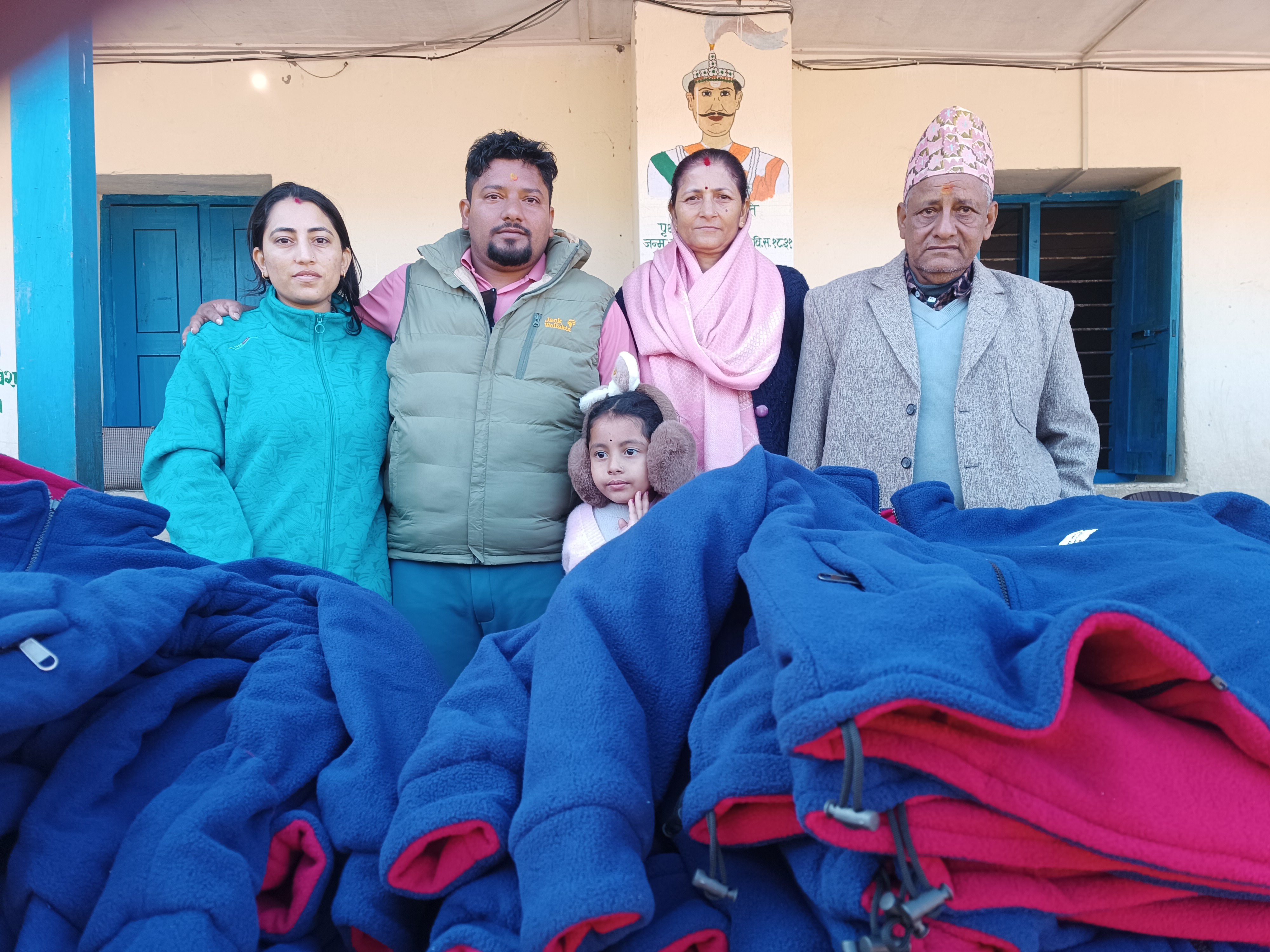 प्रजातन्त्र विकाश मा.वि मा २ लाखको ज्याकेट वितरण