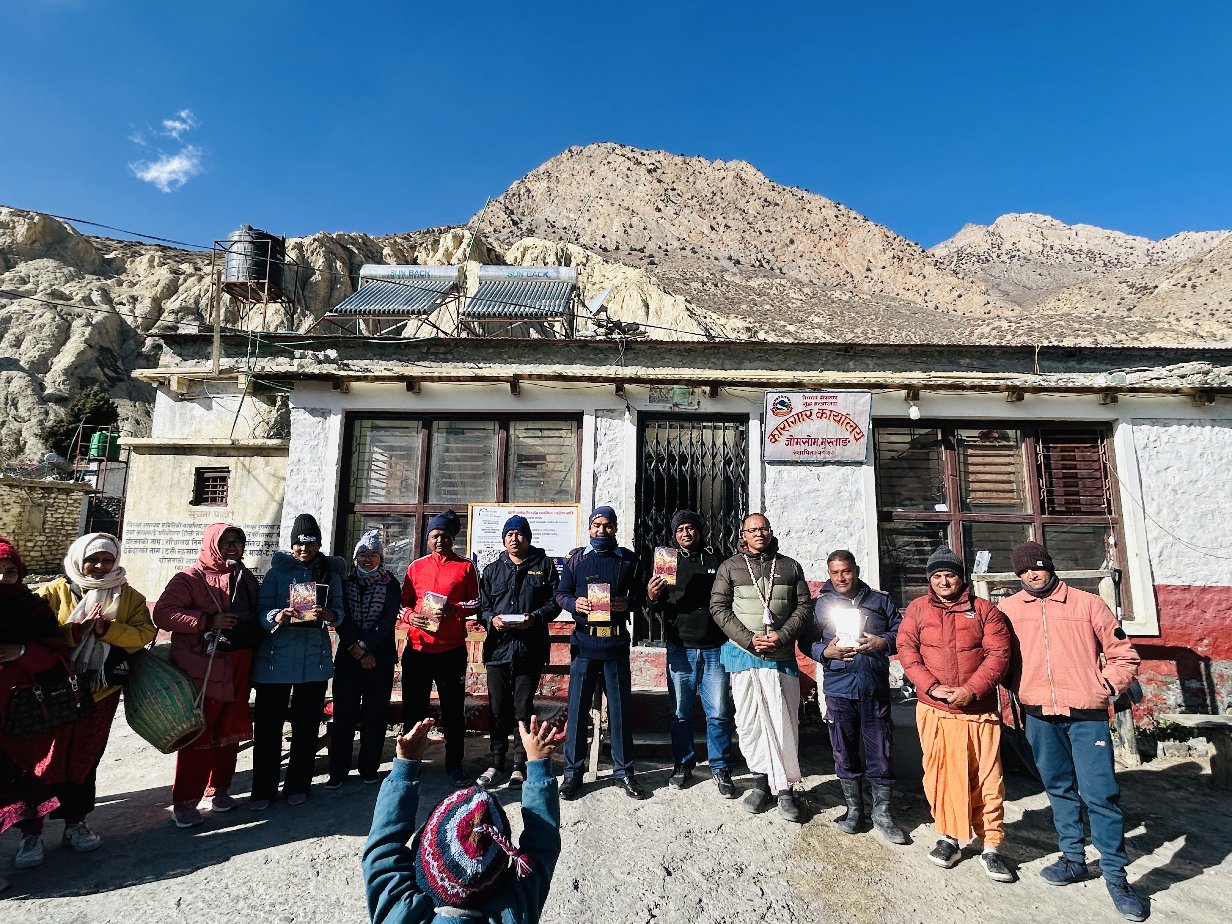 इस्कोनद्वारा जोमसोम कारागारमा श्रीमद्भगवद्गीता यथारूप वितरण