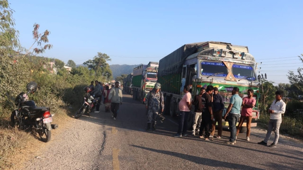 दाङमा पूर्व-पश्चिम राजमार्ग अवरुद्ध