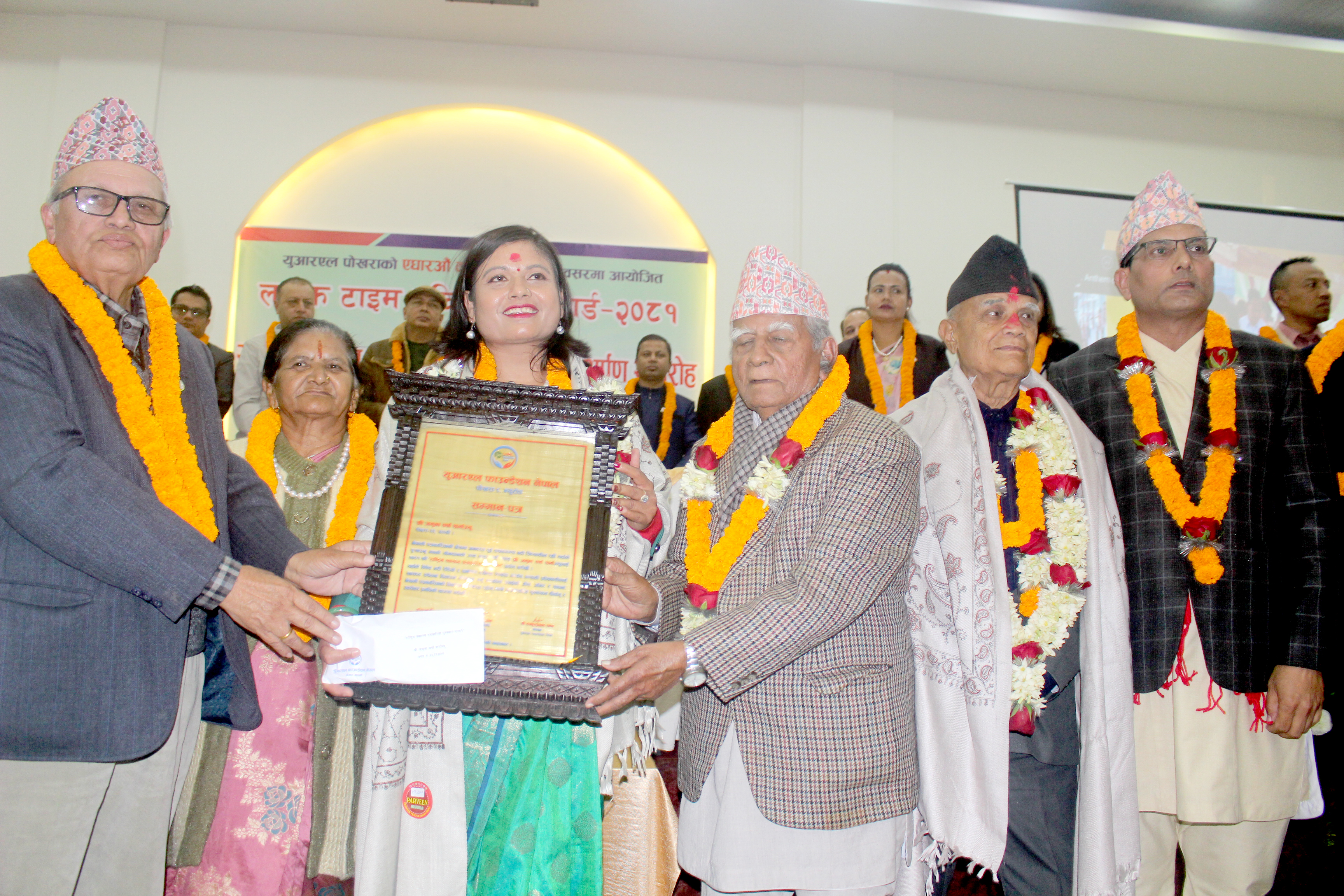 डा श्रेष्ठलाई अवार्ड, शर्मालाई पुरस्कार