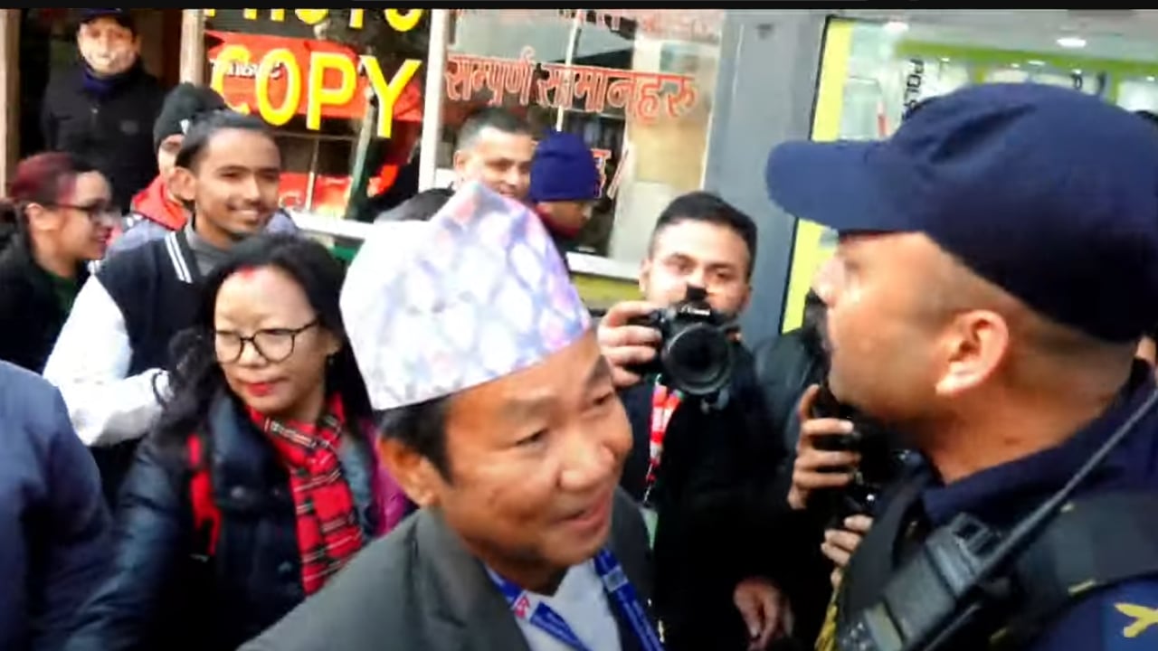 धरानका मेयर भन्छन्- मैले बोकेको थोत्रे गाग्री संग्रहालयमा राख्नु