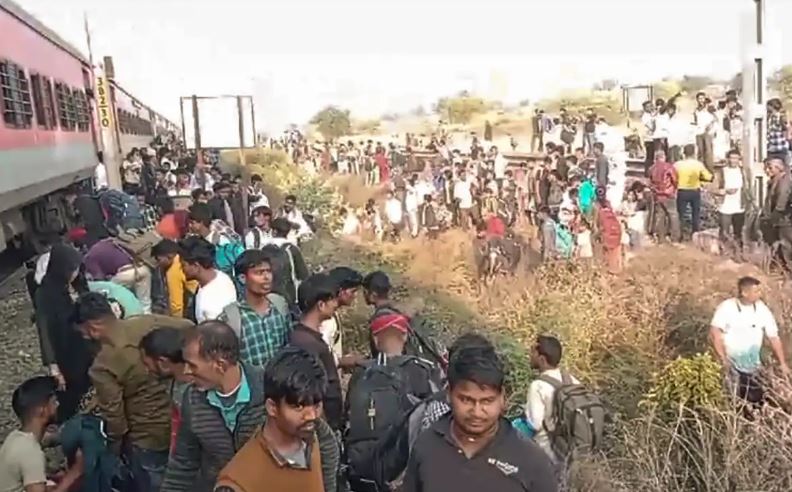 मुम्बइमा आगलागीको अफवाहपछि रेलबाट हामफाल्दा मृत्यु हुनेको संख्या १३ पुग्यो