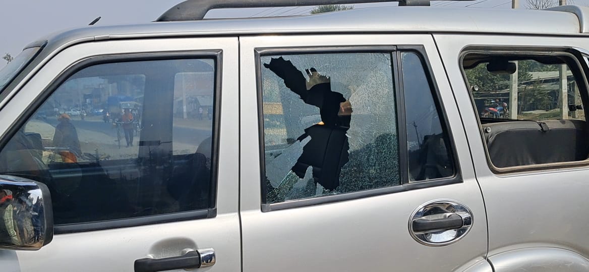 घरमा लिन नआएको झोकमा उपाध्यक्षले गरिन् सरकारी गाडी तोडफोड (तस्बिरहरू)