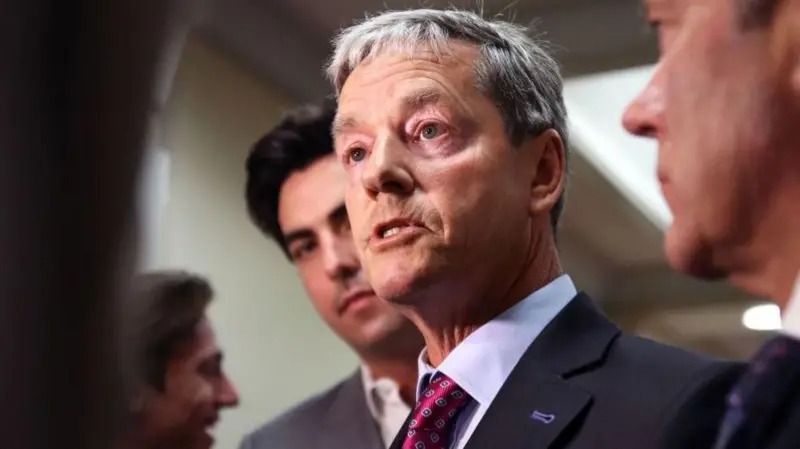 कर्मचारीको पाखुरामा हात राख्दा विवाद बढेपछि न्युजिल्याण्डका मन्त्रीले दिए राजीनामा