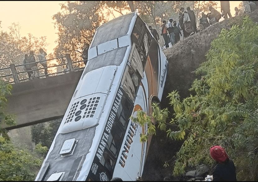 सुर्खेत बस दुर्घटनाका ३५ घाइतेलाई कोहलपुर लगियो, ६ गम्भीर