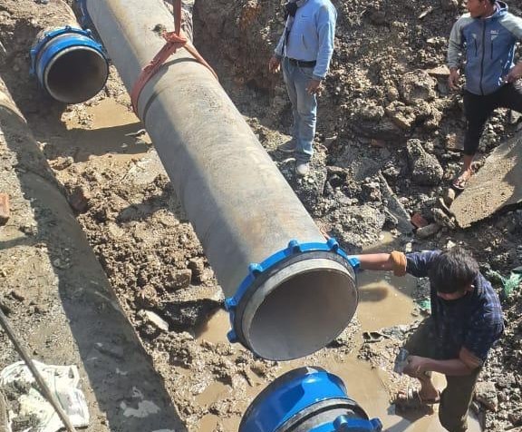 बबरमहलमा फुटेको खानेपानीको पाइप मर्मत