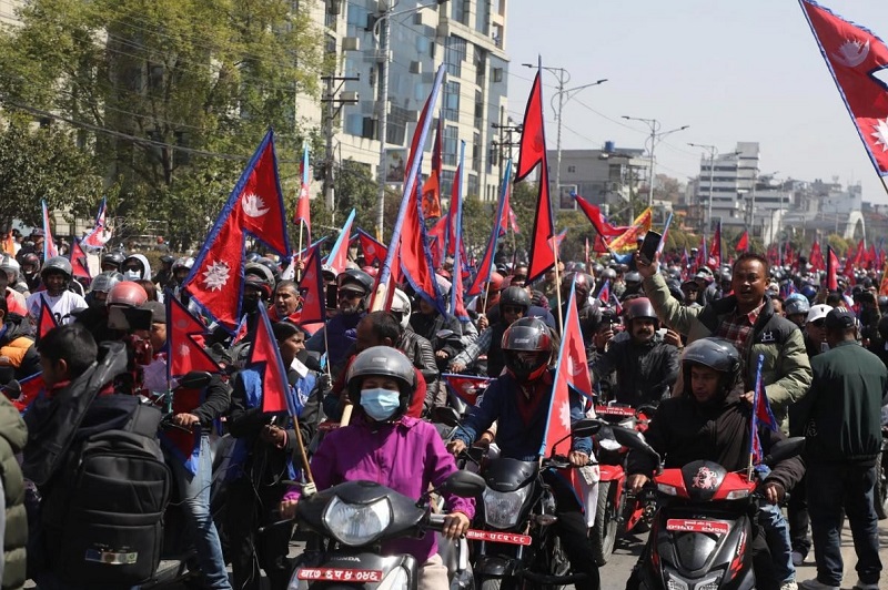 ‘गणतन्त्र गन्हायो, राजा आऊ देश बचाऊ’ (तस्बिर)