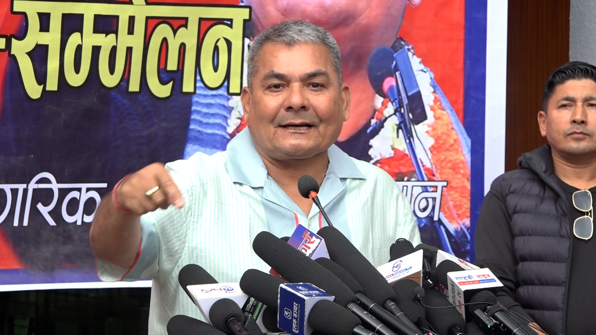दुर्गा प्रसाईंले खोजे बालेनको साथ