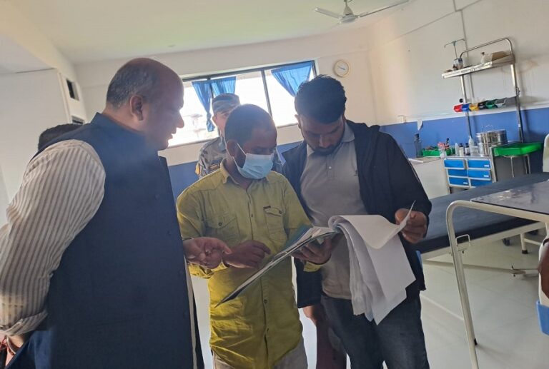 मुख्यमन्त्रीको निर्देशनपछि चन्द्रनिगाहपुरका हाइवे ट्रमा र सिभिल अस्पतालको सटर बन्द