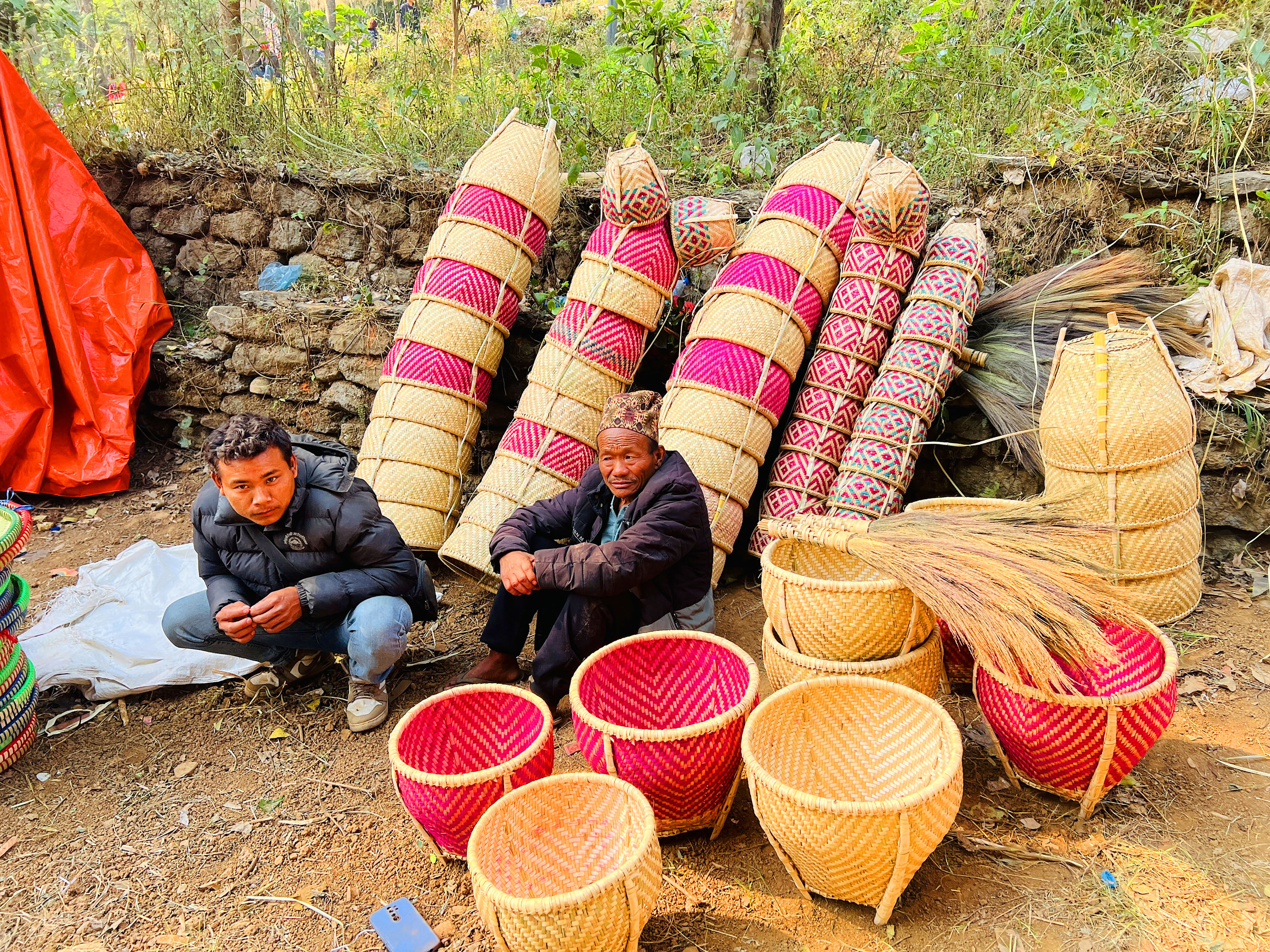 ग्राहकको प्रतिक्षामा डाला व्यापार