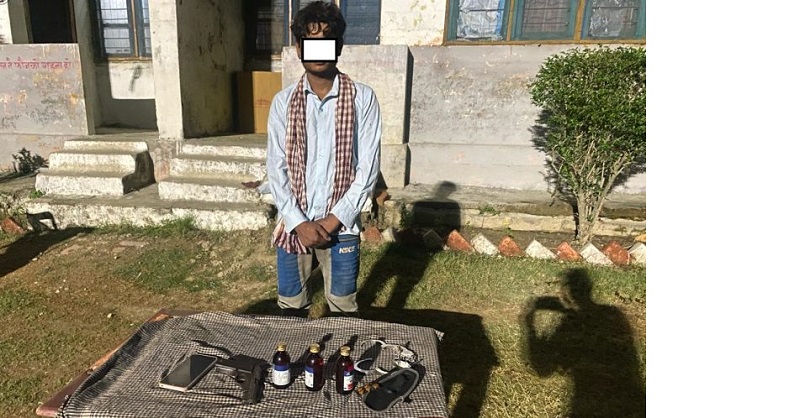 पेस्तोलसहित भारतीय नागरिक पक्राउ