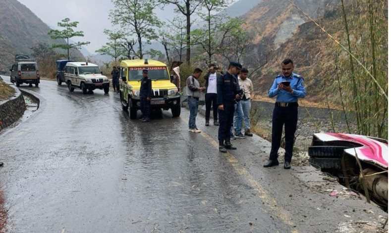 रामेछाप जाँदै गरेको यात्रुवाहक बस अर्को हाइसलाई ठक्कर दिँदै सडकबाट तल खस्यो