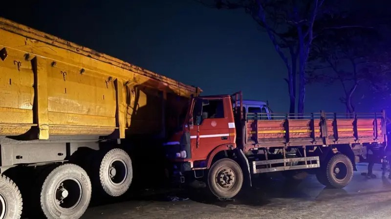 कार र ट्रक एक आपसमा ठोक्किँदा १३ जनाको मृत्यु