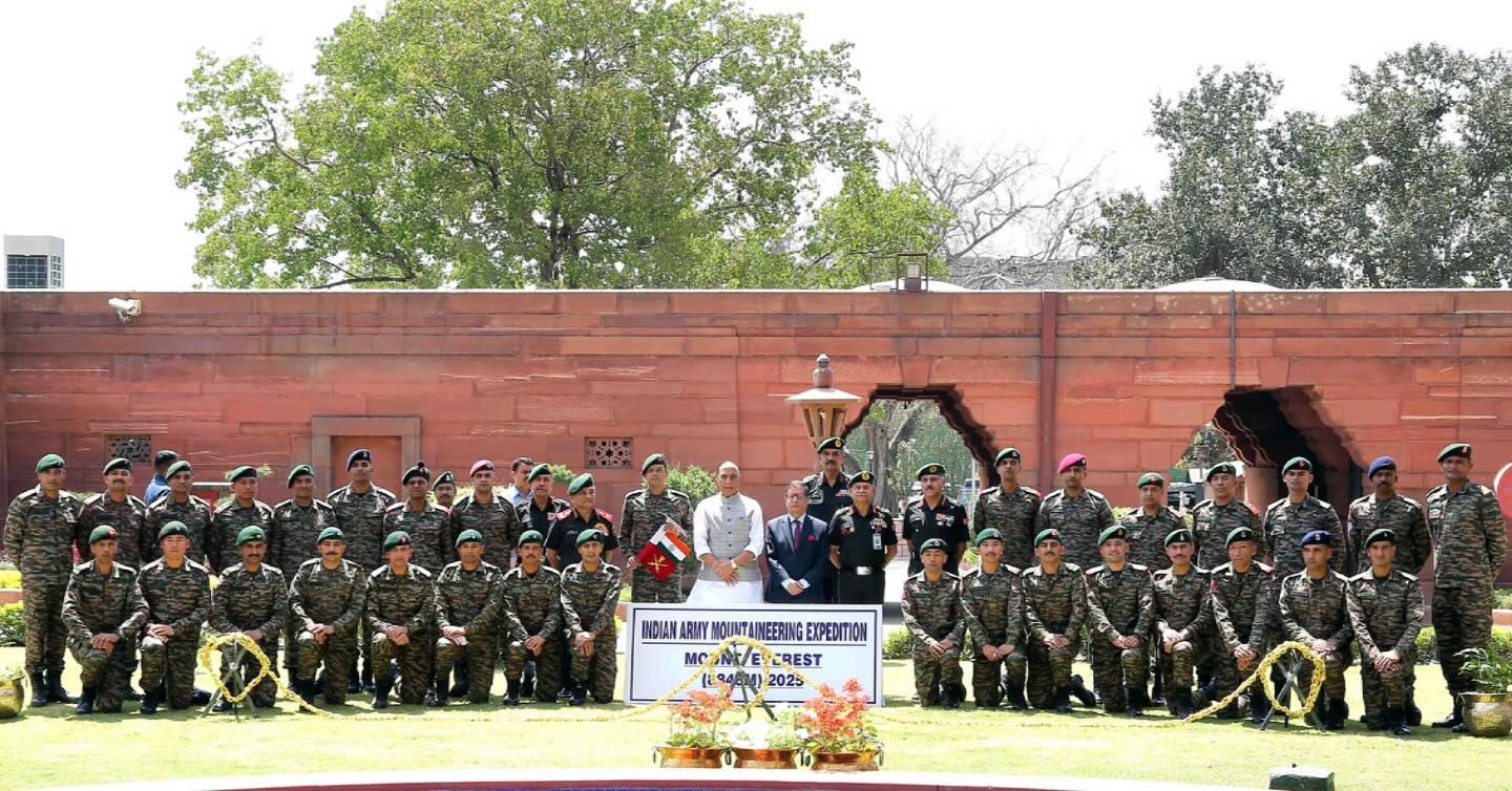 भारतीय सेनाको टोलीका २४ जनाले गरे एकैदिन सफल सगरमाथा आरोहण